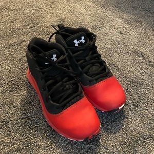 Boys under armor shoes size 6.5. Like new!!